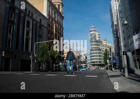 Madrid, Spanien. Mai 2020. Laufen und Spaziergänge zur Feier der neuen Defusionsmaßnahme.die Straßen von Madrid wurden heute Morgen mit "Läufern" und Menschen, die in der ersten Zeit Slot zu Fuß gefüllt Sport frei von 6:00 bis 10:00 Uhr zu tun. Ab diesem Samstag können Sie individuelle Sportarten ausüben und einmal täglich in einem der beiden Zeitfenster gehen: Von 6:00 bis 10:00 Uhr und von 20:00 bis 23:00 Uhr.Quelle: Alberto Sibaja Ramírez/Alamy Live News Stockfoto