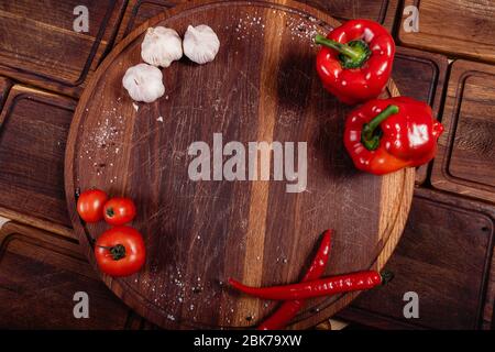 Italienisch dekorierter Tisch mit italienischer Flagge, Gemüse und rustikalem Holzbrett Stockfoto