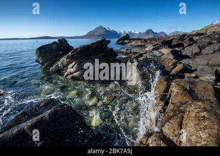 Kristallklares Wasser am Elgol Beach auf der Isle of Skye in Schottland Stockfoto