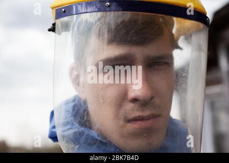 Mann in medizinischen Kunststoff Gesichtsmaske Nahaufnahme. Schutz gegen Virusgrippe covid-19, Quarantäne-Pandemie. Stockfoto