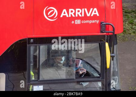 Ein Londoner Busfahrer, der während der Coronavirus-Pandemie eine Gesichtsmaske trägt Stockfoto