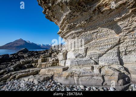 Kristallklares Wasser am Elgol Beach auf der Isle of Skye in Schottland Stockfoto