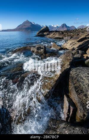 Kristallklares Wasser am Elgol Beach auf der Isle of Skye in Schottland Stockfoto