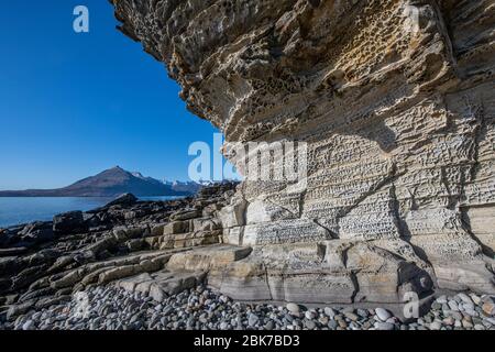 Kristallklares Wasser am Elgol Beach auf der Isle of Skye in Schottland Stockfoto