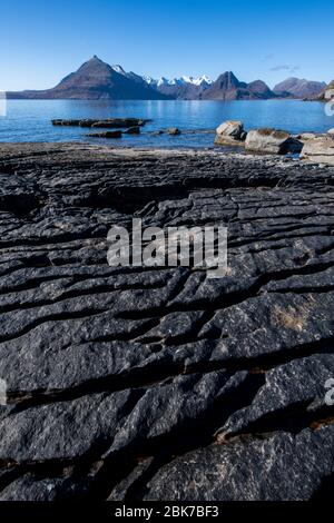 Kristallklares Wasser am Elgol Beach auf der Isle of Skye in Schottland Stockfoto