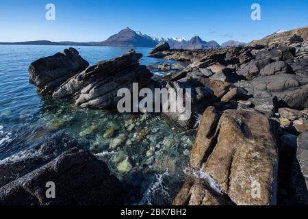 Kristallklares Wasser am Elgol Beach auf der Isle of Skye in Schottland Stockfoto