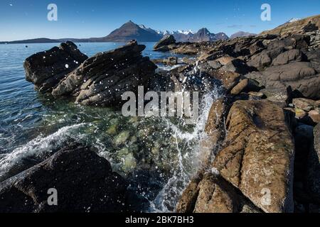 Kristallklares Wasser am Elgol Beach auf der Isle of Skye in Schottland Stockfoto