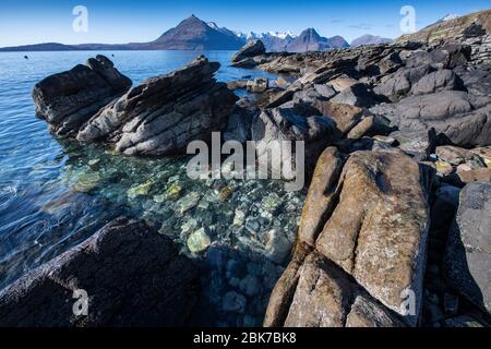 Kristallklares Wasser am Elgol Beach auf der Isle of Skye in Schottland Stockfoto