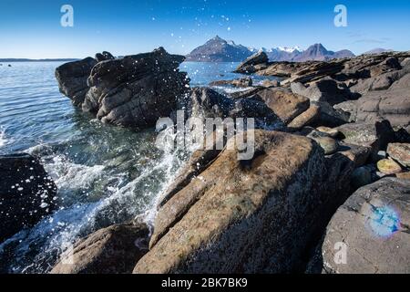 Kristallklares Wasser am Elgol Beach auf der Isle of Skye in Schottland Stockfoto