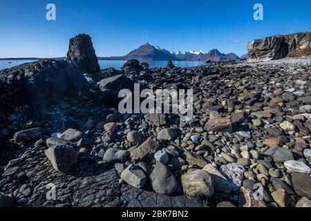 Kristallklares Wasser am Elgol Beach auf der Isle of Skye in Schottland Stockfoto