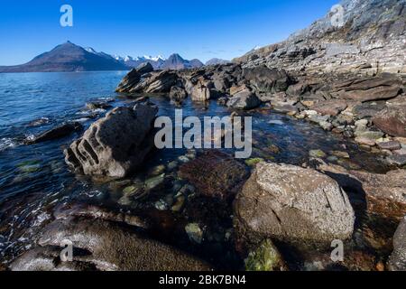 Kristallklares Wasser am Elgol Beach auf der Isle of Skye in Schottland Stockfoto