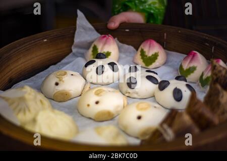 Dekorierte Schweine-und Gemüse gedämpfte Brötchen baozi, beliebte chinesische Küche Stockfoto