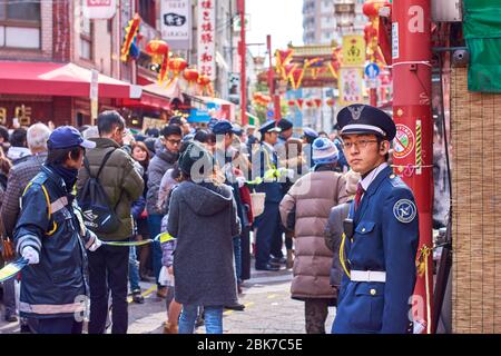Kobe / Japan - 17. Februar 2018: Sicherheitsbeamter in Chinatown in Kobe, Japan, während der Neujahrsfeier Stockfoto