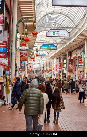 Kobe / Japan - 17. Februar 2018: Kobe Motomachi Shopping Street, eine komplett überdachte 1.2 km lange Einkaufsstraße in Kobe, Japan Stockfoto