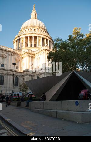 17th Century English Baroque Architecture Stone Architectural Detail St. Pauls Cathedral Churchyard, London EC4M von Sir Christopher Wren Stockfoto