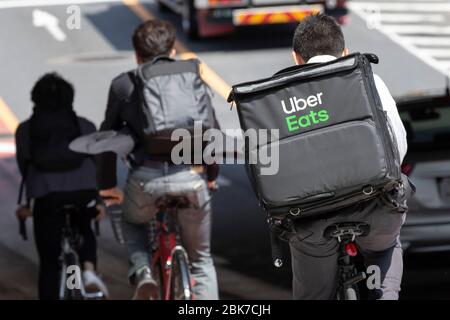 Ein Uber Eats-Fahrer wird am 1. Mai 2020 in Shinjuku, Tokio, Japan, gesehen. Tokio bestätigte am Freitag 165 neue Fälle von Coronavirus, die höchste Zahl seit April 18. Der japanische Premierminister Shinzo Abe plant, den Ausnahmezustand über den 6. Mai hinaus zu verlängern, um die Ausbreitung des Coronavirus im Land zu kontrollieren. Kredit: Rodrigo Reyes Marin/AFLO/Alamy Live News Stockfoto