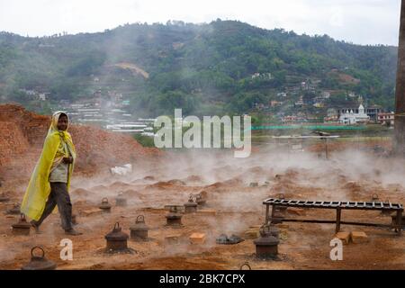 Kathmandu, Nepal. Mai 2020. Ein Arbeitsmigrant geht während des Internationalen Arbeitstages oder des Arbeitstages inmitten der Blockade des Corona-Virus in Kathmandu, Nepal am 1. Mai 2020, in einem Ziegelofen. (Foto von Subash Shrestha/Pacific Press/Sipa USA) Quelle: SIPA USA/Alamy Live News Stockfoto