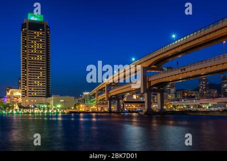 Kobe / Japan - 8. Oktober 2017: Abendliche blaue Stunde Blick auf Kobe Hafen in Kobe, Präfektur Hyogo, Japan Stockfoto