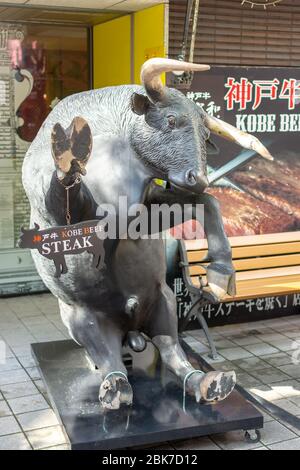 Kobe / Japan - 11. November 2017: Statue eines Bullen, der für das Kobe-Rindfleischrestaurant in Kobe, Japan, wirbt Stockfoto