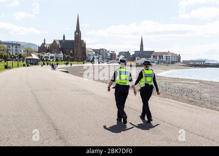 Largs, Großbritannien. Mai 2020. Die Öffentlichkeit hält sich an die empfohlenen sozialen Distanzierungsmaßnahmen auch an einem sonnigen Maifeiertagswochenende. Zu einer Zeit, in der die Largs Promenade normalerweise voller Besucher und Touristen wäre und die Largs to Millport Caledonian MacBrayne Fähre auf jeder Reise voll wäre, bleiben die Menschen fern, reisen nur, wenn nötig und halten sich sicher. Kredit: Findlay/Alamy Live News Stockfoto