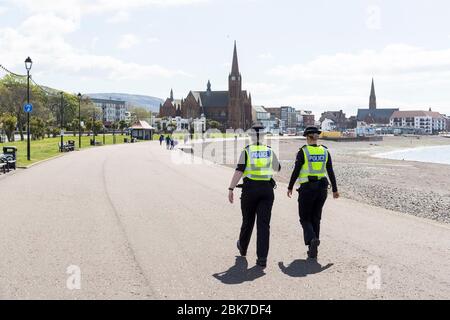 Largs, Großbritannien. Mai 2020. Die Öffentlichkeit hält sich an die empfohlenen sozialen Distanzierungsmaßnahmen auch an einem sonnigen Maifeiertagswochenende. Zu einer Zeit, in der die Largs Promenade normalerweise voller Besucher und Touristen wäre und die Largs to Millport Caledonian MacBrayne Fähre auf jeder Reise voll wäre, bleiben die Menschen fern, reisen nur, wenn nötig und halten sich sicher. Kredit: Findlay/Alamy Live News Stockfoto