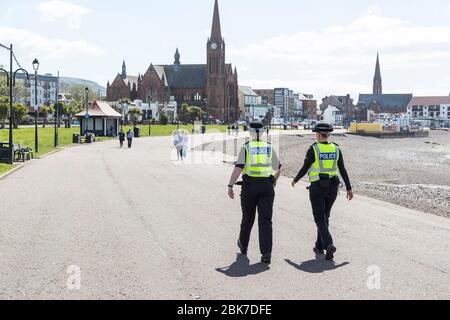 Largs, Großbritannien. Mai 2020. Die Öffentlichkeit hält sich an die empfohlenen sozialen Distanzierungsmaßnahmen auch an einem sonnigen Maifeiertagswochenende. Zu einer Zeit, in der die Largs Promenade normalerweise voller Besucher und Touristen wäre und die Largs to Millport Caledonian MacBrayne Fähre auf jeder Reise voll wäre, bleiben die Menschen fern, reisen nur, wenn nötig und halten sich sicher. Kredit: Findlay/Alamy Live News Stockfoto