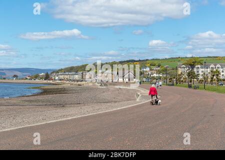 Largs, Großbritannien. Mai 2020. Die Öffentlichkeit hält sich an die empfohlenen sozialen Distanzierungsmaßnahmen auch an einem sonnigen Maifeiertagswochenende. Zu einer Zeit, in der die Largs Promenade normalerweise voller Besucher und Touristen wäre und die Largs to Millport Caledonian MacBrayne Fähre auf jeder Reise voll wäre, bleiben die Menschen fern, reisen nur, wenn nötig und halten sich sicher. Kredit: Findlay/Alamy Live News Stockfoto