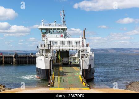 Largs, Großbritannien. Mai 2020. Die Öffentlichkeit hält sich an die empfohlenen sozialen Distanzierungsmaßnahmen auch an einem sonnigen Maifeiertagswochenende. Zu einer Zeit, in der die Largs Promenade normalerweise voller Besucher und Touristen wäre und die Largs to Millport Caledonian MacBrayne Fähre auf jeder Reise voll wäre, bleiben die Menschen fern, reisen nur, wenn nötig und halten sich sicher. Kredit: Findlay/Alamy Live News Stockfoto