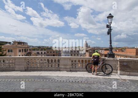 Roma, Italien. Mai 2020. Ein Radler auf der Terrasse des Trinità dei Monti (Foto: Matteo Nardone/Pacific Press) Quelle: Pacific Press Agency/Alamy Live News Stockfoto