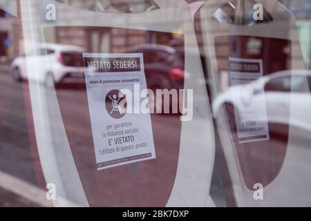 Roma, Italien. Mai 2020. Hinweise auf Orte, die nicht mit Bussen besetzt werden können (Foto: Matteo Nardone/Pacific Press) Quelle: Pacific Press Agency/Alamy Live News Stockfoto