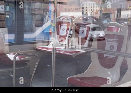 Roma, Italien. Mai 2020. Hinweise auf Orte, die nicht mit Bussen besetzt werden können (Foto: Matteo Nardone/Pacific Press) Quelle: Pacific Press Agency/Alamy Live News Stockfoto