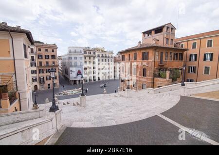 Roma, Italien. Mai 2020. Blick von der Spanischen Treppe am Vorabend der zweiten Phase des Coronavirus-Notfalls, 2. Mai 2020 (Foto: Matteo Nardone/Pacific Press) Quelle: Pacific Press Agency/Alamy Live News Stockfoto