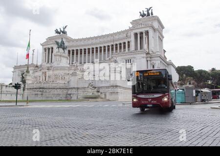 Roma, Italien. Mai 2020. Blick auf einen Bus an der Piazza Venezia in Rom (Foto: Matteo Nardone/Pacific Press) Quelle: Pacific Press Agency/Alamy Live News Stockfoto