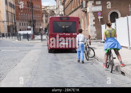 Roma, Italien. Mai 2020. Blick auf einen Bus an der Piazza Venezia in Rom (Foto: Matteo Nardone/Pacific Press) Quelle: Pacific Press Agency/Alamy Live News Stockfoto