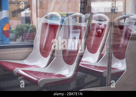 Roma, Italien. Mai 2020. Hinweise auf Orte, die nicht mit Bussen besetzt werden können (Foto: Matteo Nardone/Pacific Press) Quelle: Pacific Press Agency/Alamy Live News Stockfoto