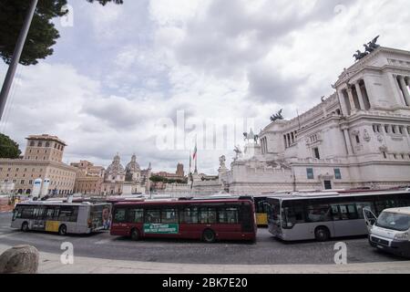 Roma, Italien. Mai 2020. Busse an der Piazza Venezia in Rom (Foto: Matteo Nardone/Pacific Press) Quelle: Pacific Press Agency/Alamy Live News Stockfoto