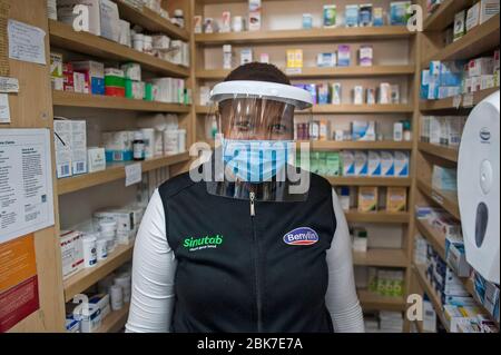 Peking, Südafrika. April 2020. Apothekerin Vivien arbeitet in einer Apotheke in Johannesburg, Südafrika, 22. April 2020. Viele Menschen haben sich an ihren Posten festgeklebt, während die Welt gegen die COVID-19-Epidemie kämpft. Kredit: Shiraaz Mohamed/Xinhua/Alamy Live News Stockfoto