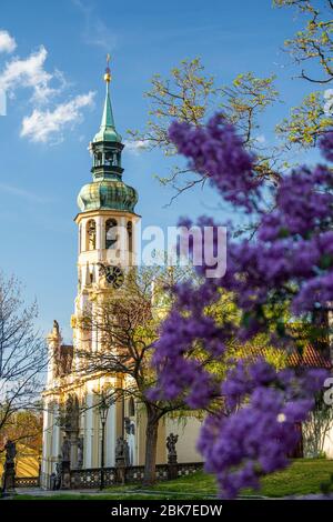 Loreta-Wallfahrt in der historischen Stadt Prag, in der Nähe der Prager Burg. Stockfoto