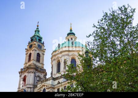 Die Nikolaikirche auf dem Malostranske Platz in Prag Stockfoto