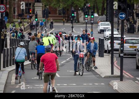 London, Großbritannien. Mai 2020. Am ersten Samstag im Mai werden die Bürger auf dem Parliament Square in London auf Fahrrädern gesehen. Die Gesellschaft ist angewiesen worden, zu Hause zu bleiben und soziale Kontakte zu begrenzen. Aufgrund des Ausbruchs des Coronavirus ist nur eine Reise erlaubt. Quelle: Marcin Nowak/Alamy Live News Stockfoto