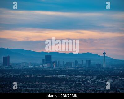 Sonnenuntergang aus einem Blickwinkel auf die Stadtlandschaft des Streifens vom Henderson View Pass in Nevada Stockfoto