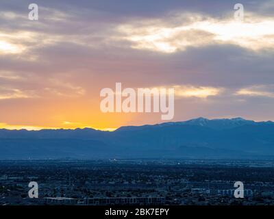 Sonnenuntergang aus einem Blickwinkel auf die Stadtlandschaft des Streifens vom Henderson View Pass in Nevada Stockfoto