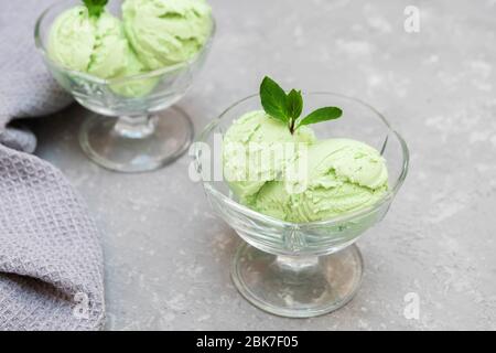 Leckeres gesundes Sommer Avocado Eis in Glasbechern auf grauem Hintergrund Stockfoto