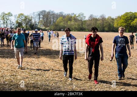 Chiddingstone Real Football, ein 100 ein Nebenspiel von Fußball / Rugby zwischen 2 Pubs - The Rock Inn und The Castle Inn Kent UK Stockfoto