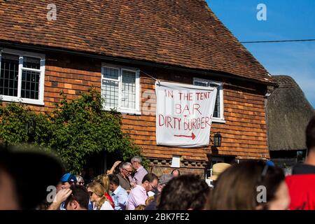 Chiddingstone Real Football, ein 100 ein Nebenspiel von Fußball / Rugby zwischen 2 Pubs - The Rock Inn und The Castle Inn Kent UK Stockfoto