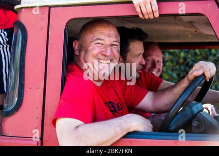 Chiddingstone Real Football, ein 100 ein Nebenspiel von Fußball / Rugby zwischen 2 Pubs - The Rock Inn und The Castle Inn Kent UK Stockfoto