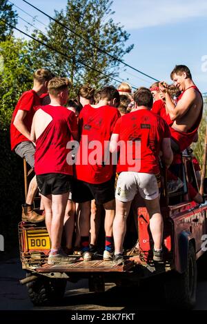 Chiddingstone Real Football, ein 100 ein Nebenspiel von Fußball / Rugby zwischen 2 Pubs - The Rock Inn und The Castle Inn Kent UK Stockfoto