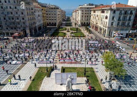 Thessaloniki, Griechenland – 1. Mai 2020: Mitglieder der kommunistischen Gewerkschaft PAME üben soziale Distanzierung während einer Kundgebung zum Gedenken an den 1. Mai Stockfoto