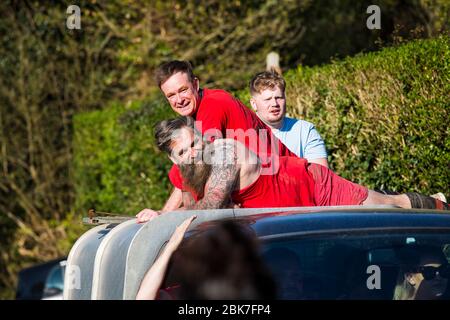 Chiddingstone Real Football, ein 100 ein Nebenspiel von Fußball / Rugby zwischen 2 Pubs - The Rock Inn und The Castle Inn Kent UK Stockfoto