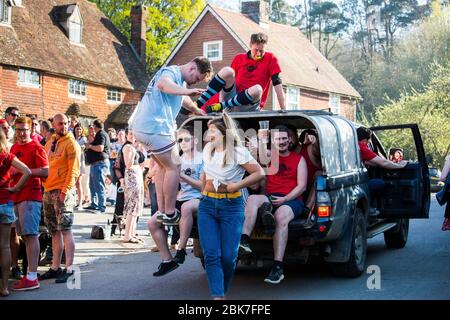 Chiddingstone Real Football, ein 100 ein Nebenspiel von Fußball / Rugby zwischen 2 Pubs - The Rock Inn und The Castle Inn Kent UK Stockfoto